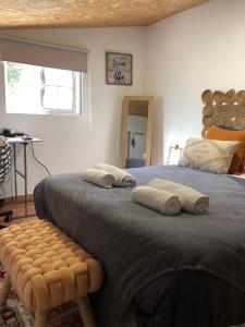 ein Schlafzimmer mit einem großen Bett und zwei Handtüchern in der Unterkunft Quinta das Caçadoras - Animal lovers only in Palmela