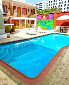 una gran piscina azul frente a un edificio en El Rincón de Granada Hotel, en Cali
