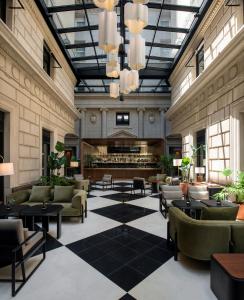 een lobby met banken en tafels en een open haard bij Hotel Casa Lucia in Buenos Aires