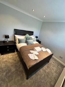 Un dormitorio con una cama grande con flores. en Bonningtons - Charming 2 Bed Property In Brentwood en Shenfield