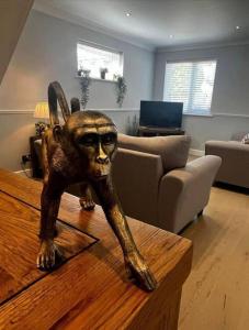 uma estátua de um cão numa mesa numa sala de estar em Bonningtons - Charming 2 Bed Property In Brentwood em Shenfield