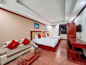 Un dormitorio con una cama, un sofá y un escritorio. en Liberty Sapa Hotel, en Sa Pa