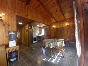 uma cozinha com mesa e cadeiras num quarto em Beolmuelodge em Olmué