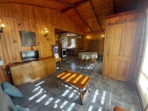 an empty living room with a table and a door at Beolmuelodge in Olmué