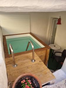 ein kleiner Pool mit zwei Wasserhähnen und einem Waschbecken in der Unterkunft Casa Luna in Lunas