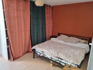 ein Schlafzimmer mit einem Bett mit orangefarbenen Wänden in der Unterkunft Casa Luna in Lunas