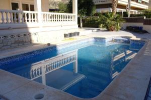 - une piscine en face d'une maison dans l'établissement Villa Número Uno, à El Campello