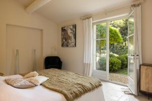 Łóżko lub łóżka w pokoju w obiekcie Le Mas Paradou, 5 chambres, piscine privée, accès au village à pied