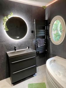 Afbeelding uit fotogalerij van Maison Privative face au lac in Sucy-en-Brie