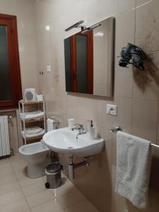 y baño con lavabo y espejo. en Locanda di Cornoleda, en Cinto Euganeo