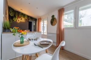 布里地區敘西的住宿－Maison Privative face au lac，白色的用餐室配有白色的桌椅