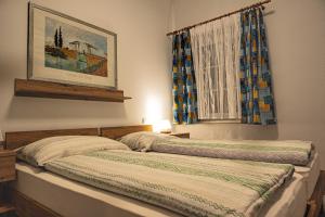 A bed or beds in a room at Hirschenwirt