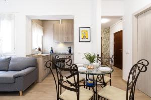 a kitchen and a living room with a table and chairs at Tarragona - 3BR - Beach - Nautical Port - Gastronomy in Tarragona