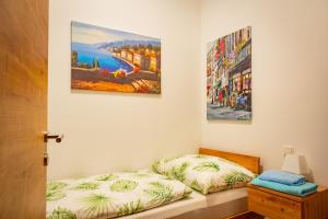 A bed or beds in a room at Hirschenwirt