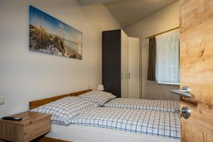 A bed or beds in a room at Hirschenwirt