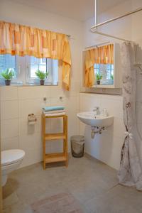 A bathroom at Hirschenwirt