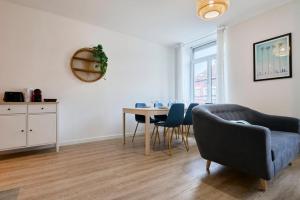 Khu vực ghế ngồi tại 3-bedroom 3 bathrooms renovated in 2023