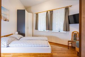 A bed or beds in a room at Hirschenwirt