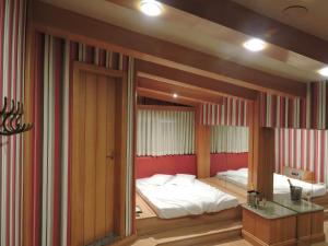 um quarto com duas camas e uma secretária em Motel Chalet (Adults Only) em Belo Horizonte