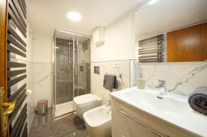 uma casa de banho com um lavatório, um WC e um chuveiro em Calle dei Fabbri San Marco Apartment em Veneza