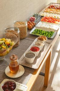 een tafel met veel verschillende soorten voedsel erop bij Memoria Porto FLH Hotels in Porto