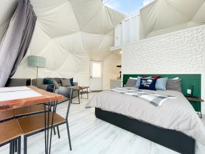 Victoria Beach 的住宿－Port Wade Glamping Domes，帐篷内一间卧室,配有一张床