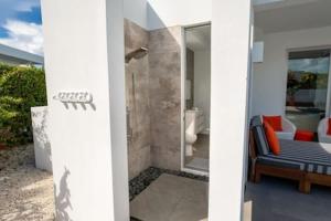 حمام في Oceanside 2 Bedroom Luxury Villa with Private Pool, 500ft from Long Bay Beach -V3