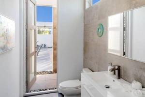 حمام في Oceanside 2 Bedroom Luxury Villa with Private Pool, 500ft from Long Bay Beach -V3