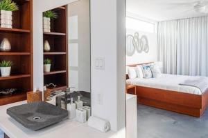 dwa zdjęcia sypialni z łóżkiem w pokoju w obiekcie Oceanside 2 Bedroom Luxury Villa with Private Pool, 500ft from Long Bay Beach -V3 w mieście Providenciales
