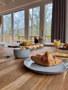 a table with a plate of bread on a table at Boshuisje Durbuy Nr6 in Durbuy +39 photos