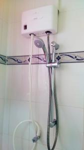 een douche in de badkamer met een föhn bij Dunkirk Residence in Willemstad