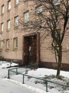 un bâtiment avec une porte en verre dans la neige dans l'établissement Moderni siisti Studio koti jossa modernit kalusteet, à Helsinki
