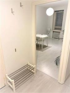 un pasillo con un banco en una habitación con una mesa en Moderni siisti Studio koti jossa modernit kalusteet, en Helsinki