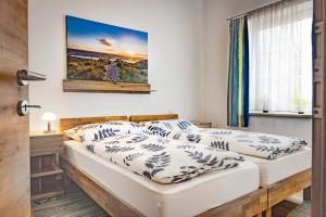 A bed or beds in a room at Hirschenwirt