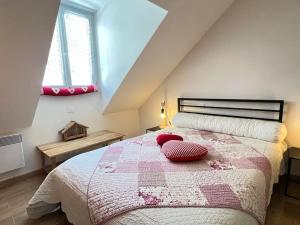 ein Schlafzimmer mit einem großen Bett mit zwei Kissen darauf in der Unterkunft La maison de FanloU in Cauterets