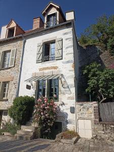 ein weißes Gebäude mit einem Fenster und einem Balkon in der Unterkunft Gîte Le Bourgneuf in Fresnay-sur-Sarthe