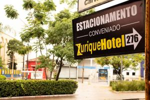 a sign on a pole in a street at Zurique Sorocaba Hotel in Sorocaba