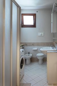 een badkamer met een wastafel en een wasmachine bij Casa Lisa in Polpenazze del Garda
