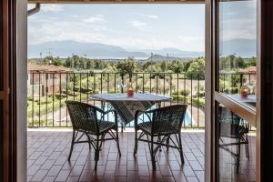 een patio met een tafel en stoelen op een balkon bij Casa Lisa in Polpenazze del Garda