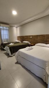 咎凱的住宿－Pousada Villa Encanto，一间卧室,配有两张床