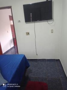 a room with a flat screen tv on a wall at Apartamento Aconchegante in Rondonópolis