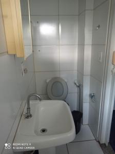 uma casa de banho com um lavatório e um WC em Apartamento Aconchegante 4 em Rondonópolis