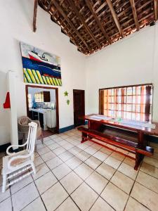 une salle à manger avec une table de ping-pong et une chaise dans l'établissement Cacerola Beach House, à Poneloya