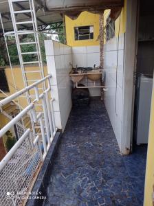 a small bathroom with a sink in a room at Apartamento Aconchegante 4 in Rondonópolis