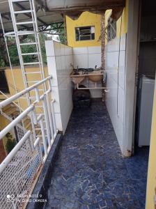 a small bathroom with a sink in a room at Apartamento Aconchegante in Rondonópolis
