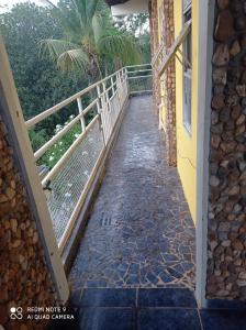 a walkway outside of a house with a fence at Apartamento Aconchegante 4 in Rondonópolis