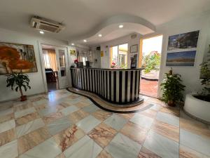 korytarzem ze spiralnymi schodami w domu w obiekcie Hostal San Felipe w Marbelli