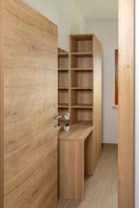 una camera con armadio e porta in legno di Apartment Orehar a Bohinj