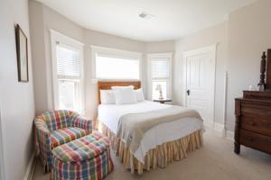Tempat tidur dalam kamar di Clifton House - Big River South - Mississippi River Views, Queen Suite