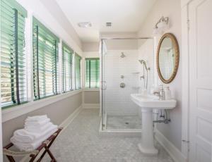 Ένα μπάνιο στο Clifton House - Big River North - Queen Suite, Mississippi River Views